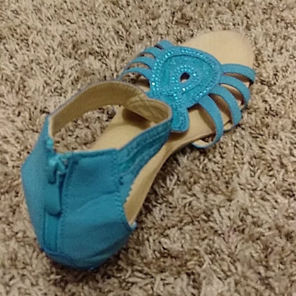Low heel shoes